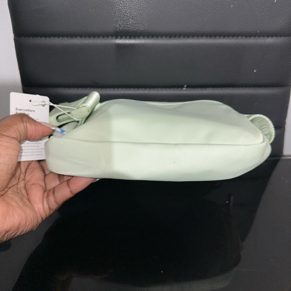 Lululemon Everywhere Belt Bag 1L- Kohlrabi Green/White - Picture 5 of 12